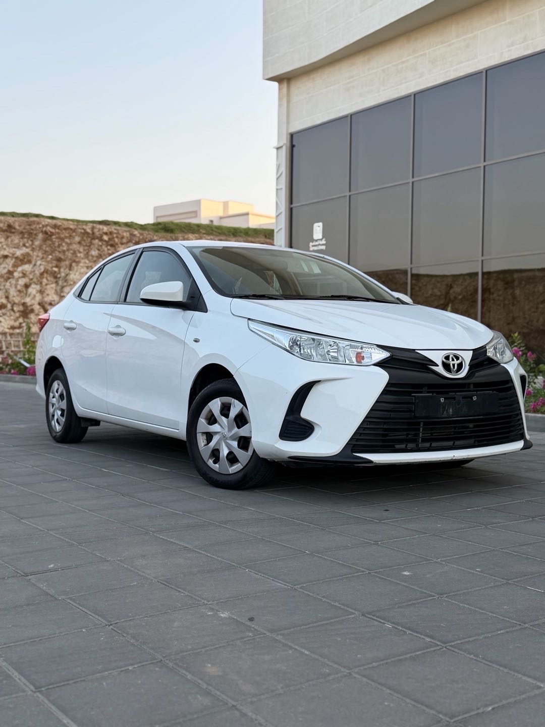 2022 Toyota Yaris LE thumbnail 2