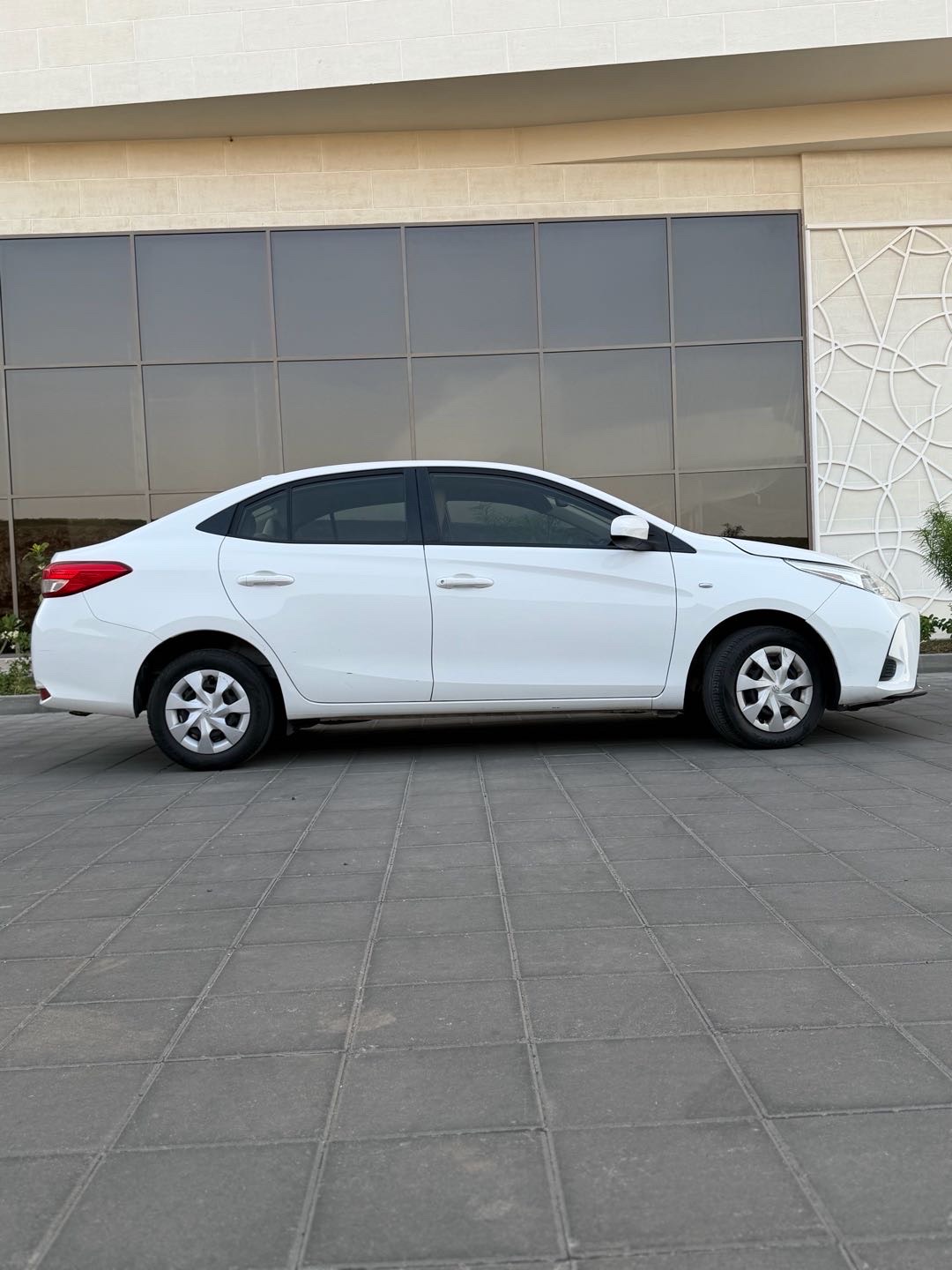 2022 Toyota Yaris LE thumbnail 4