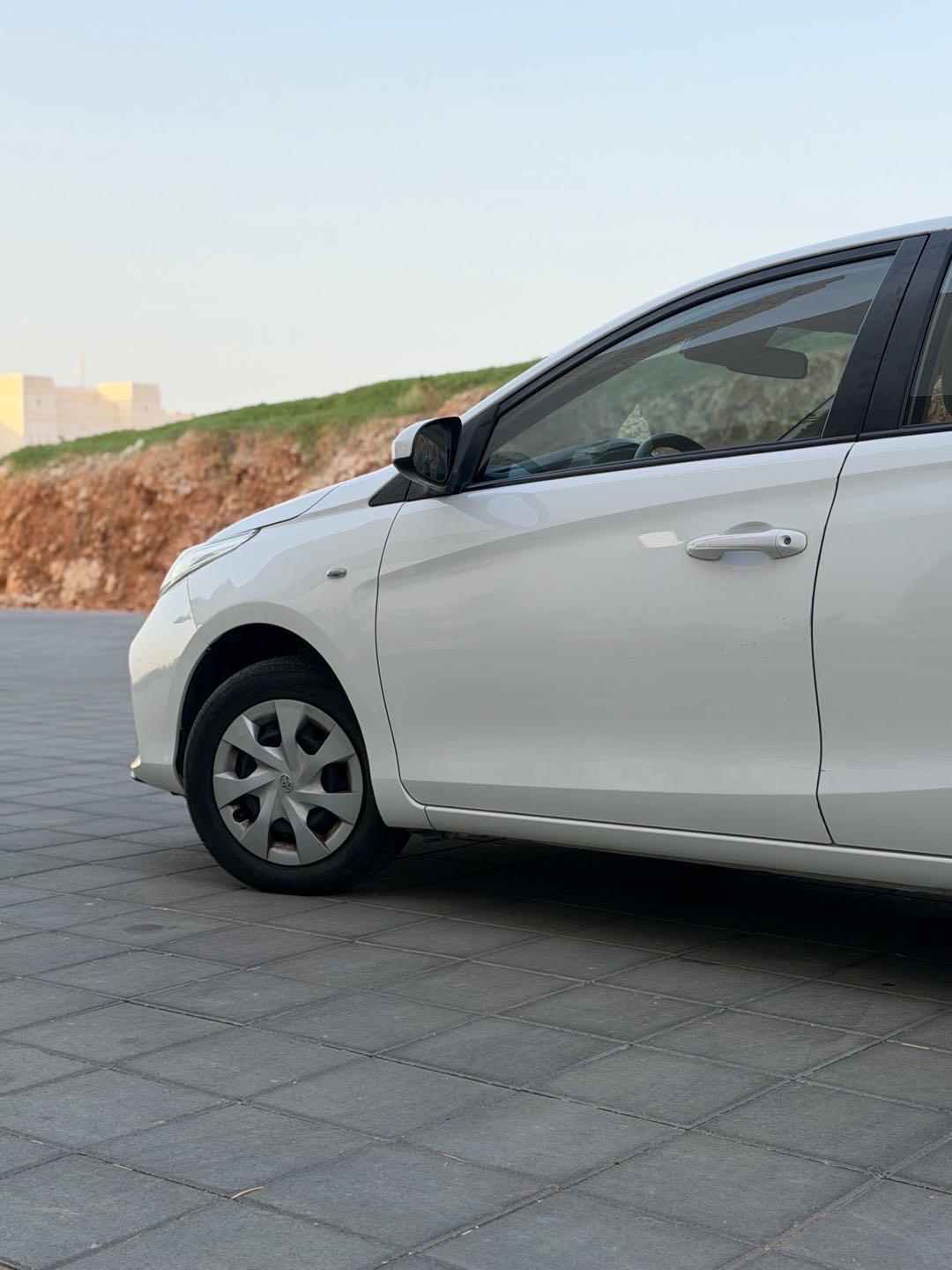2022 Toyota Yaris LE thumbnail 5