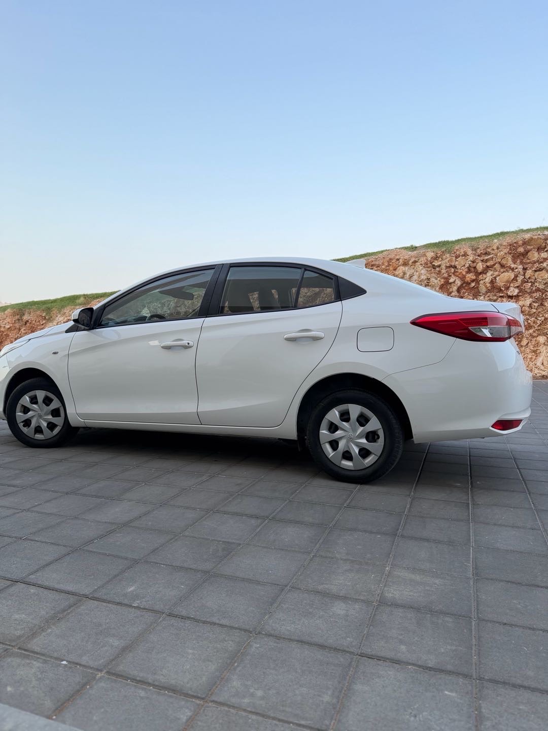 2022 Toyota Yaris LE thumbnail 6