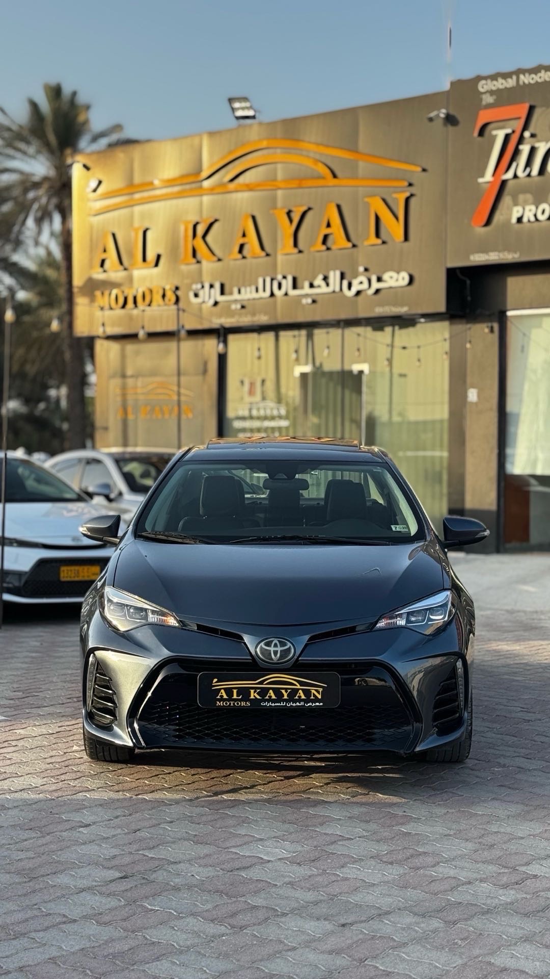 2018 Toyota Corolla SE thumbnail 2