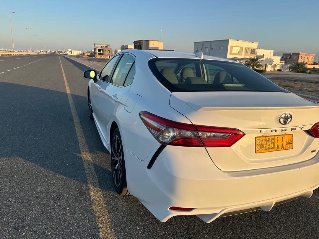 2019 Toyota Camry SE thumbnail 4