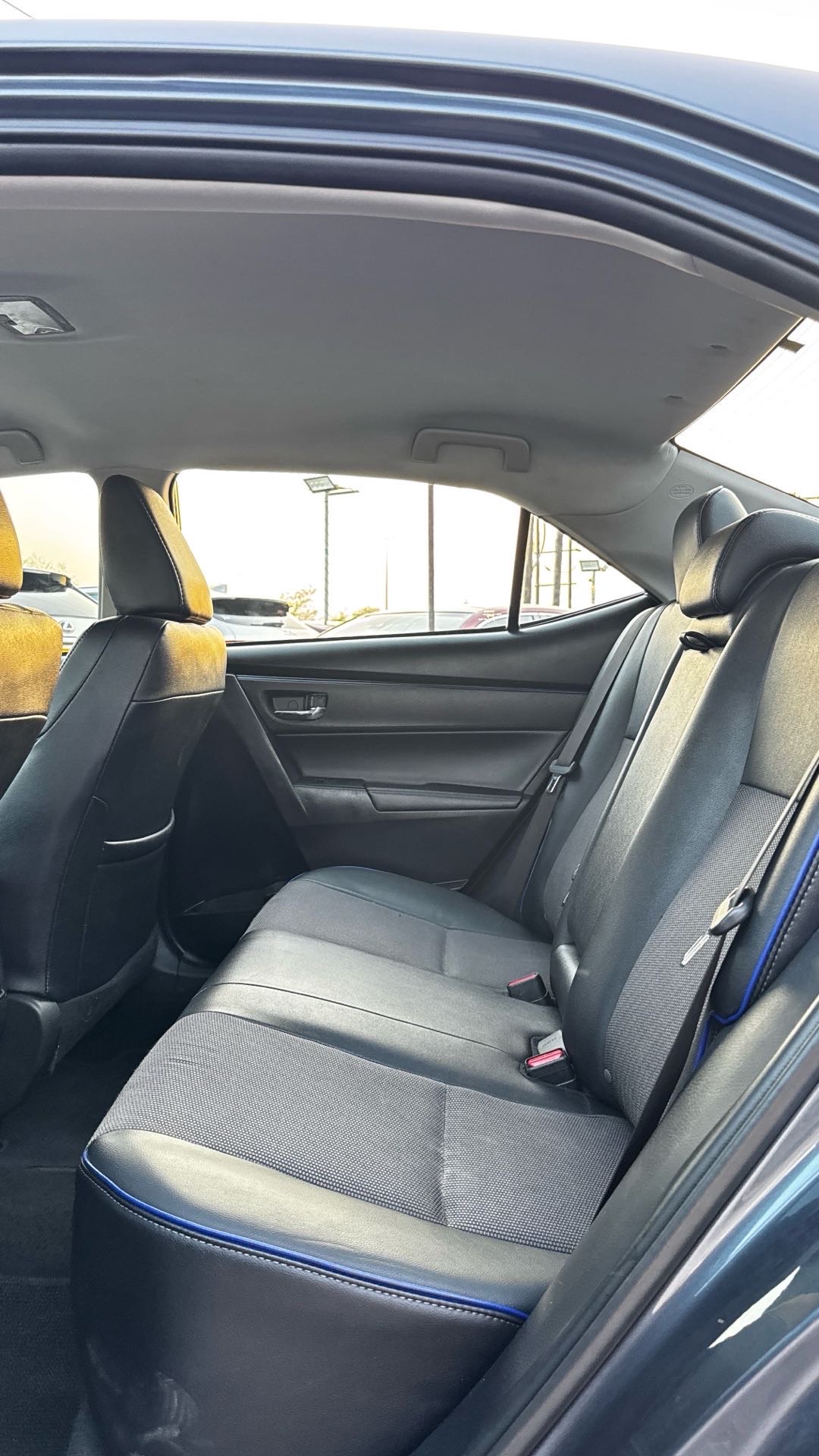 2018 Toyota Corolla SE thumbnail 4