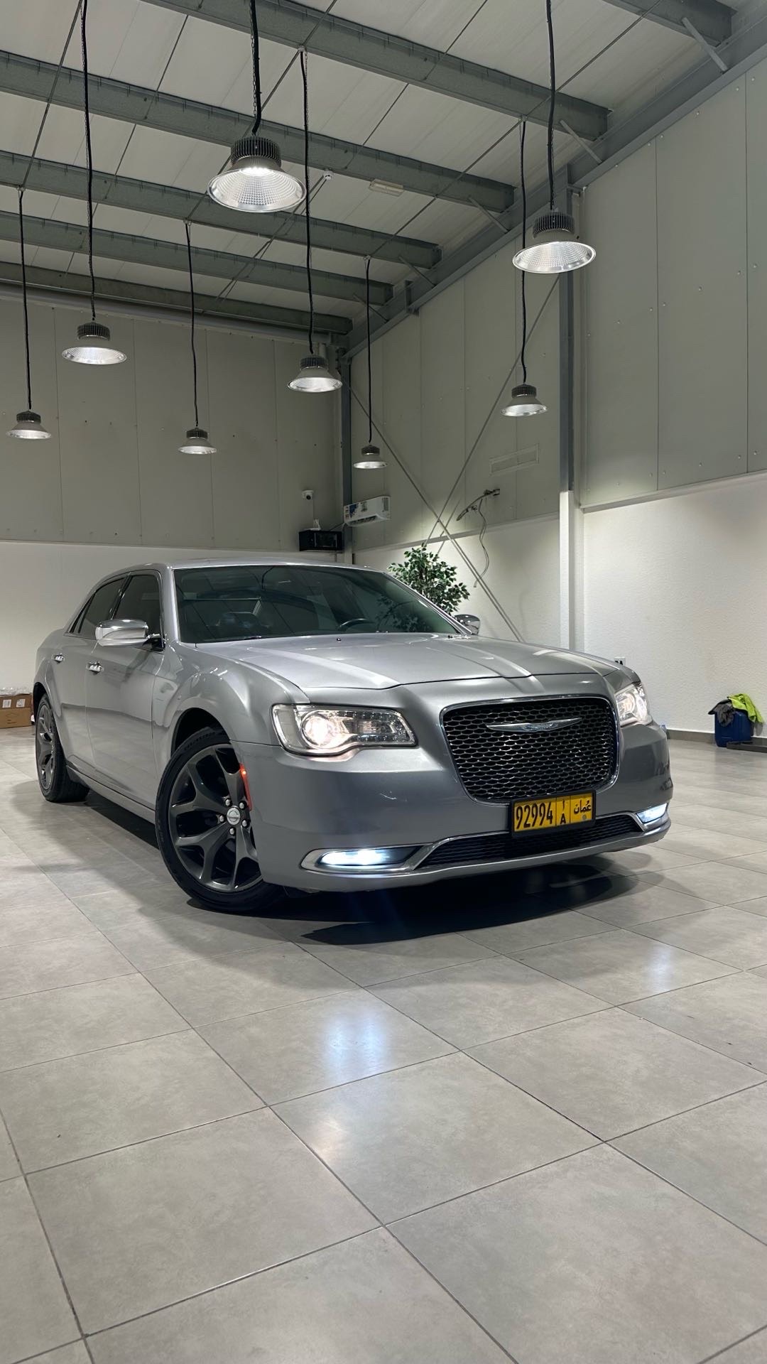 2016 Chrysler 300 350 thumbnail 3