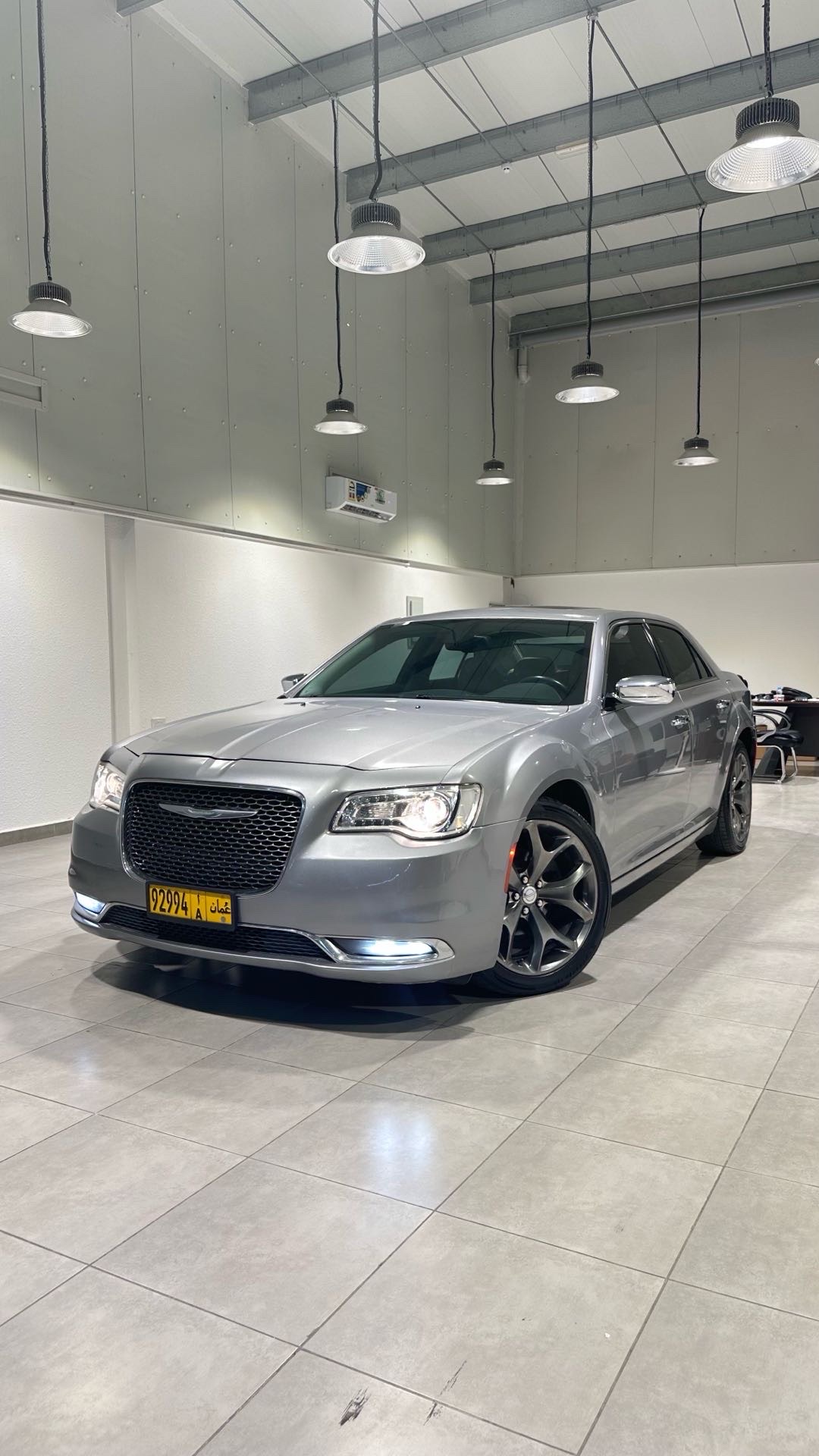 2016 Chrysler 300 350 thumbnail 5