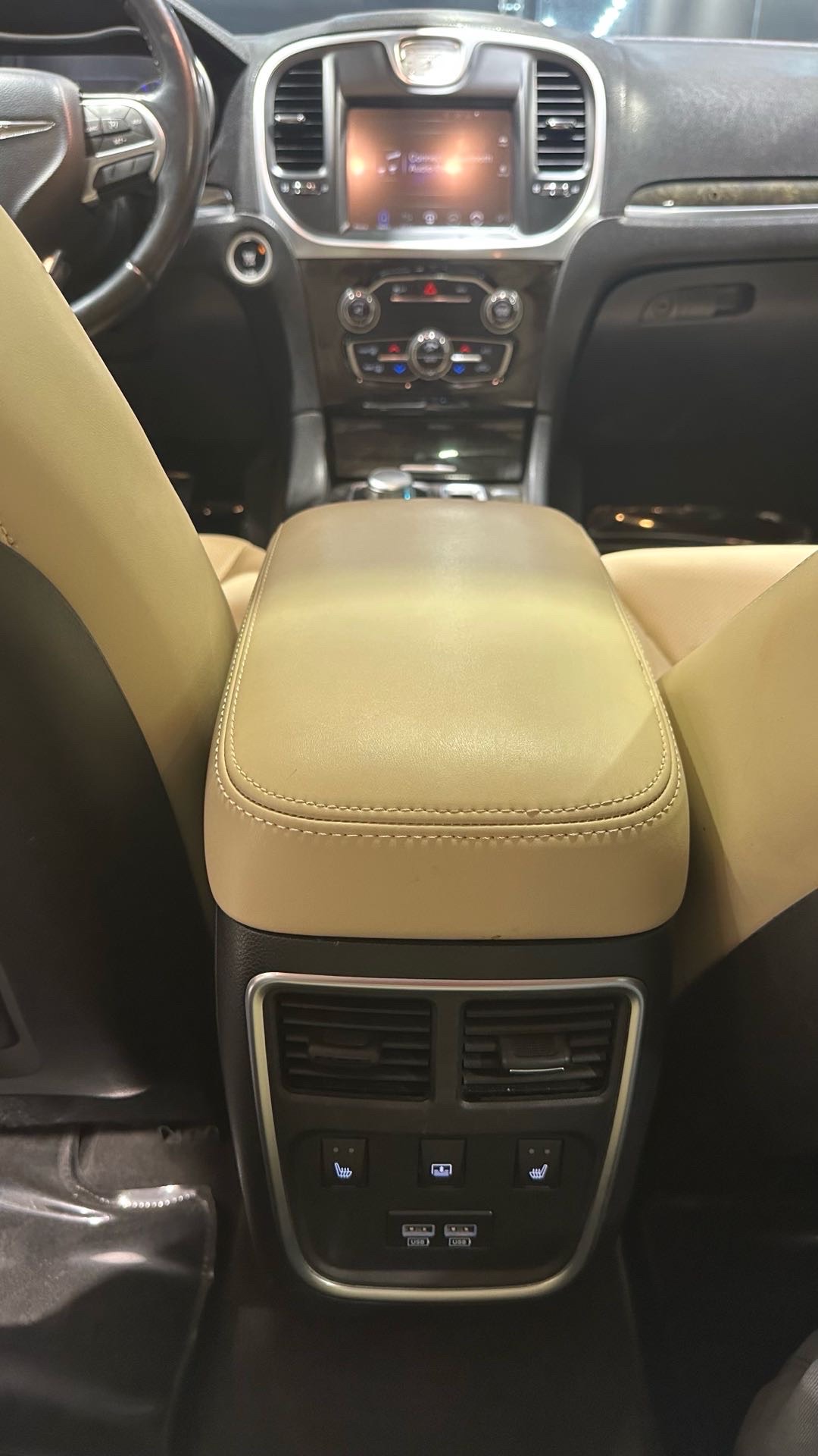 2016 Chrysler 300 350 thumbnail 8