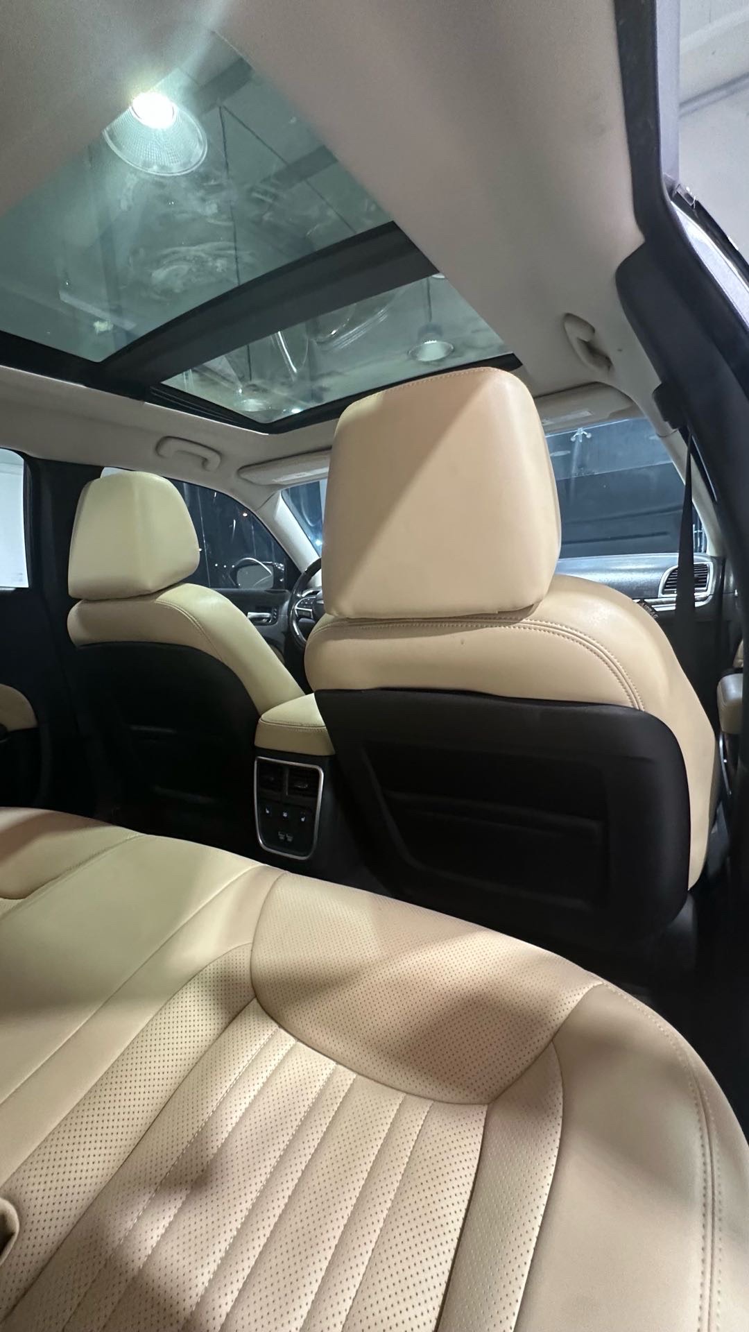 2016 Chrysler 300 350 thumbnail 10