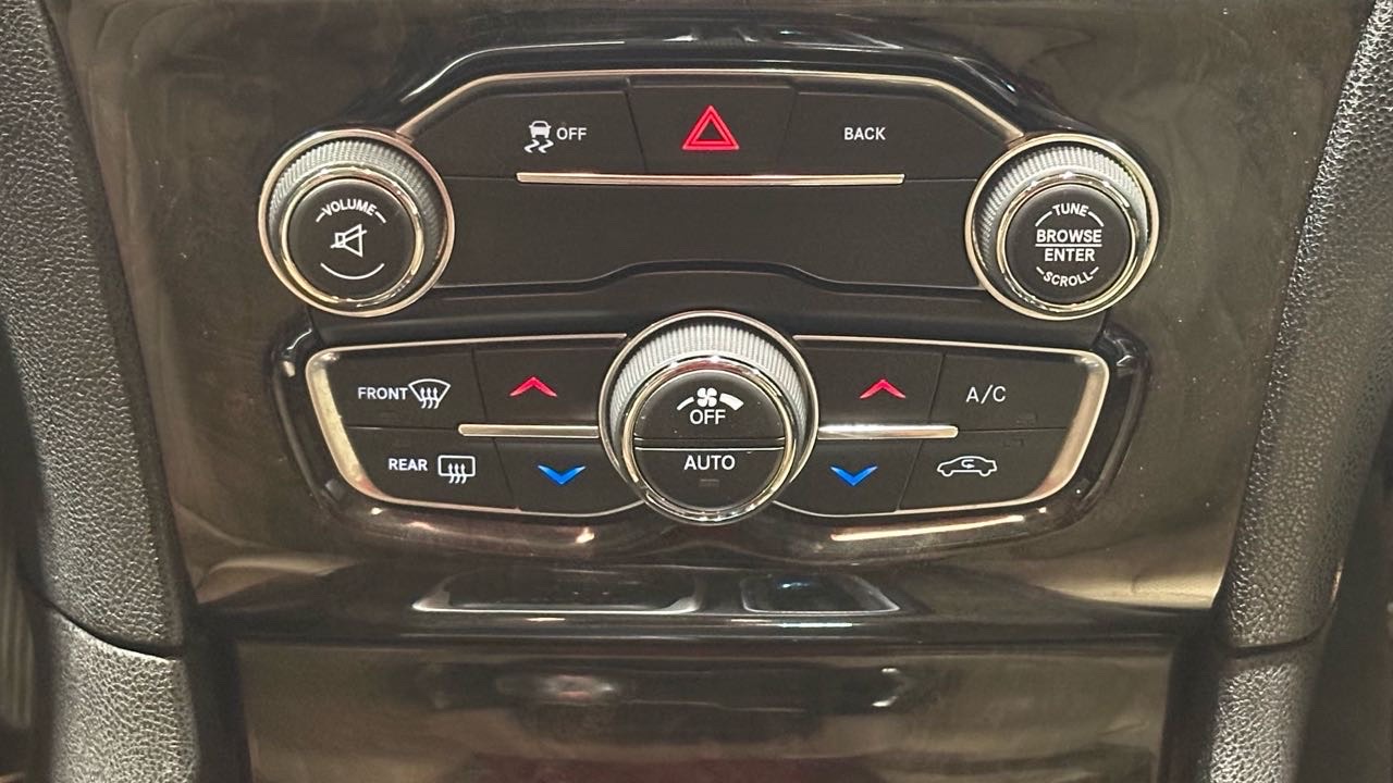 2016 Chrysler 300 350 thumbnail 13