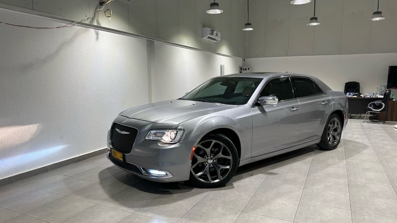 2016 Chrysler 300 350 thumbnail 25