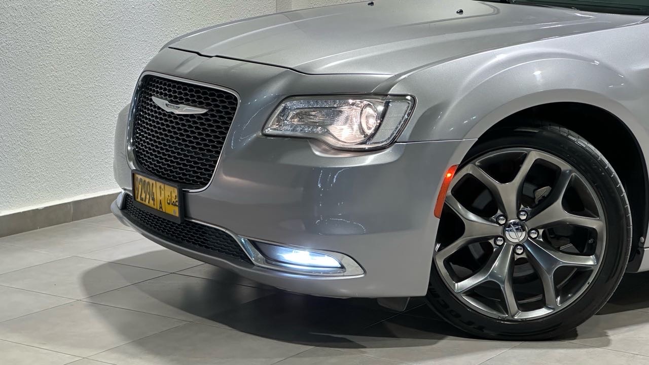 2016 Chrysler 300 350 thumbnail 27