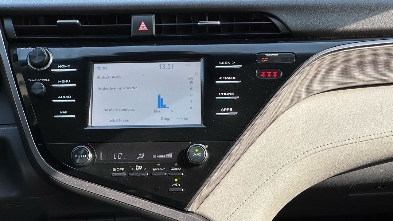 2019 Toyota Camry SE thumbnail 18