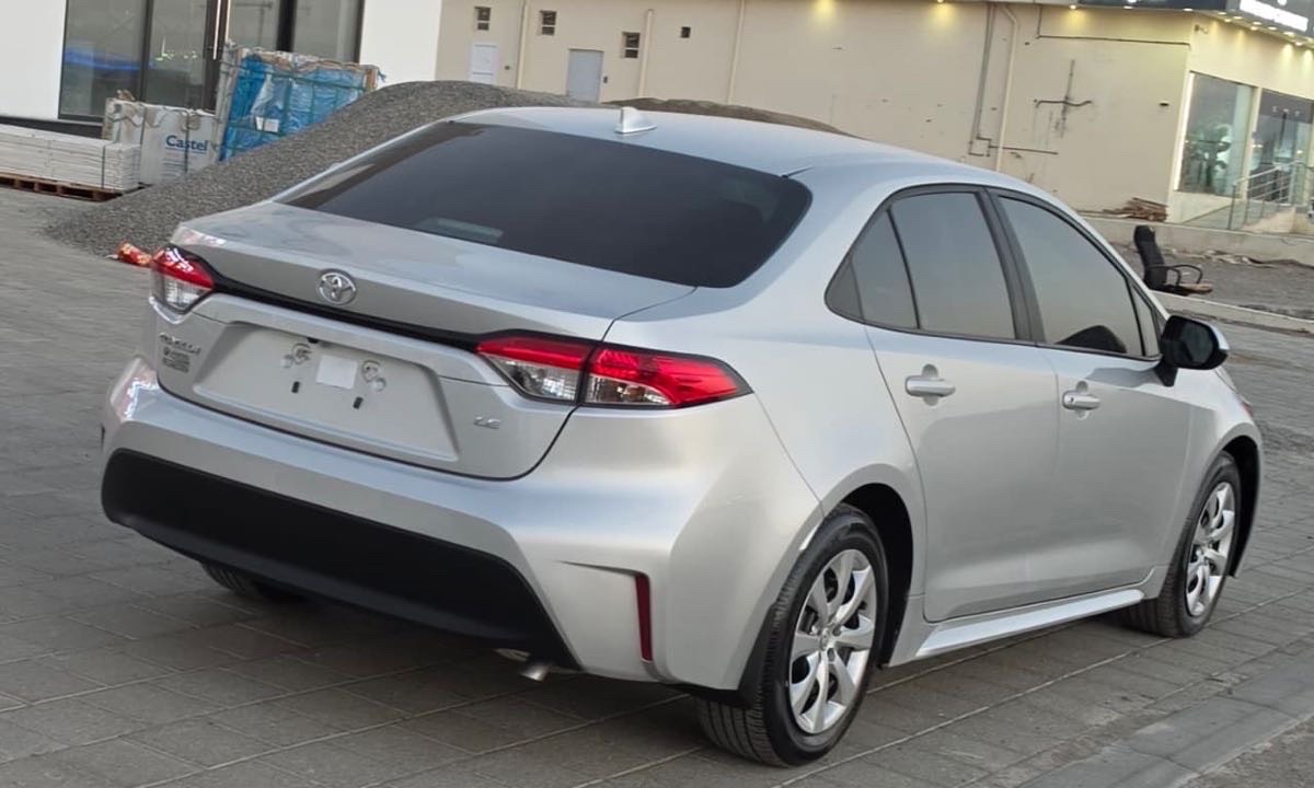 2025 Toyota Corolla LE thumbnail 3