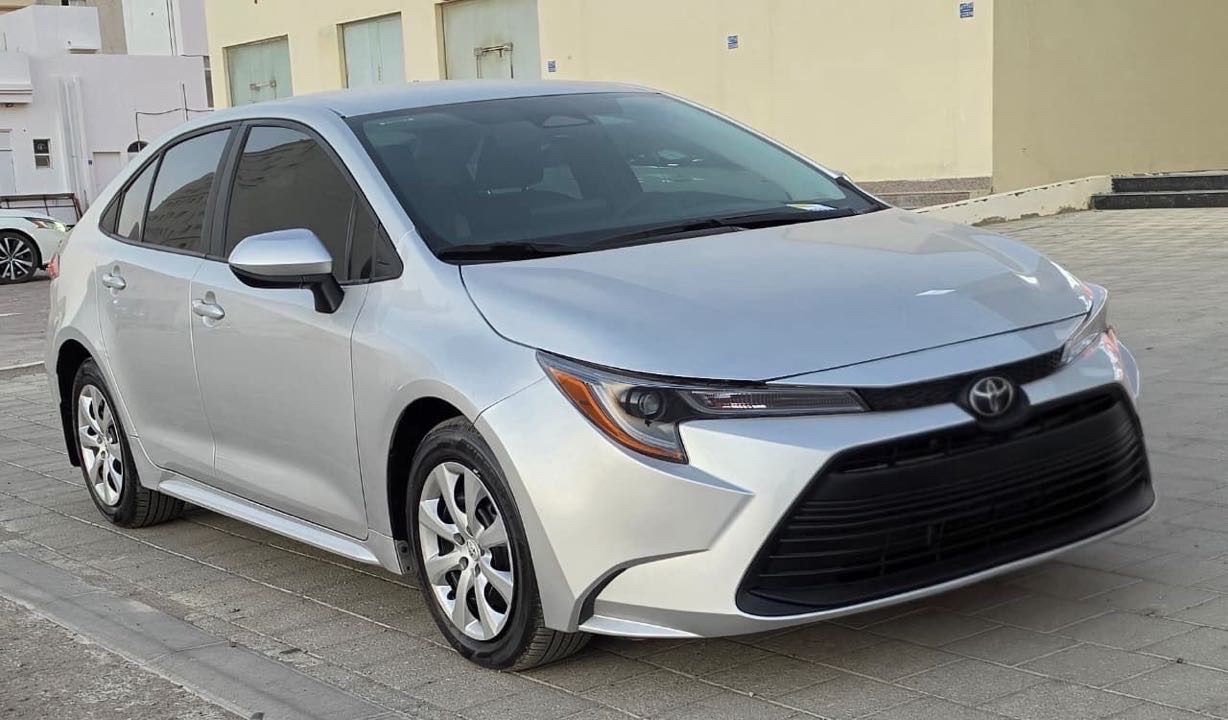 2025 Toyota Corolla LE thumbnail 6