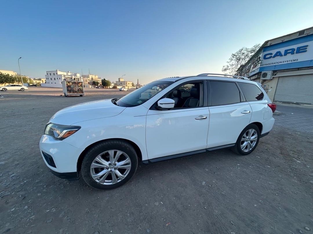 2018 Nissan Pathfinder SL thumbnail 2