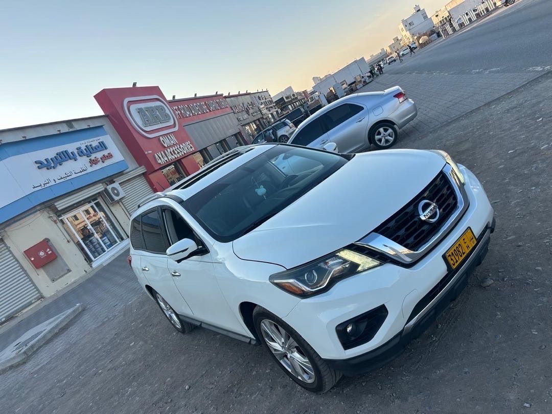 2018 Nissan Pathfinder SL thumbnail 3