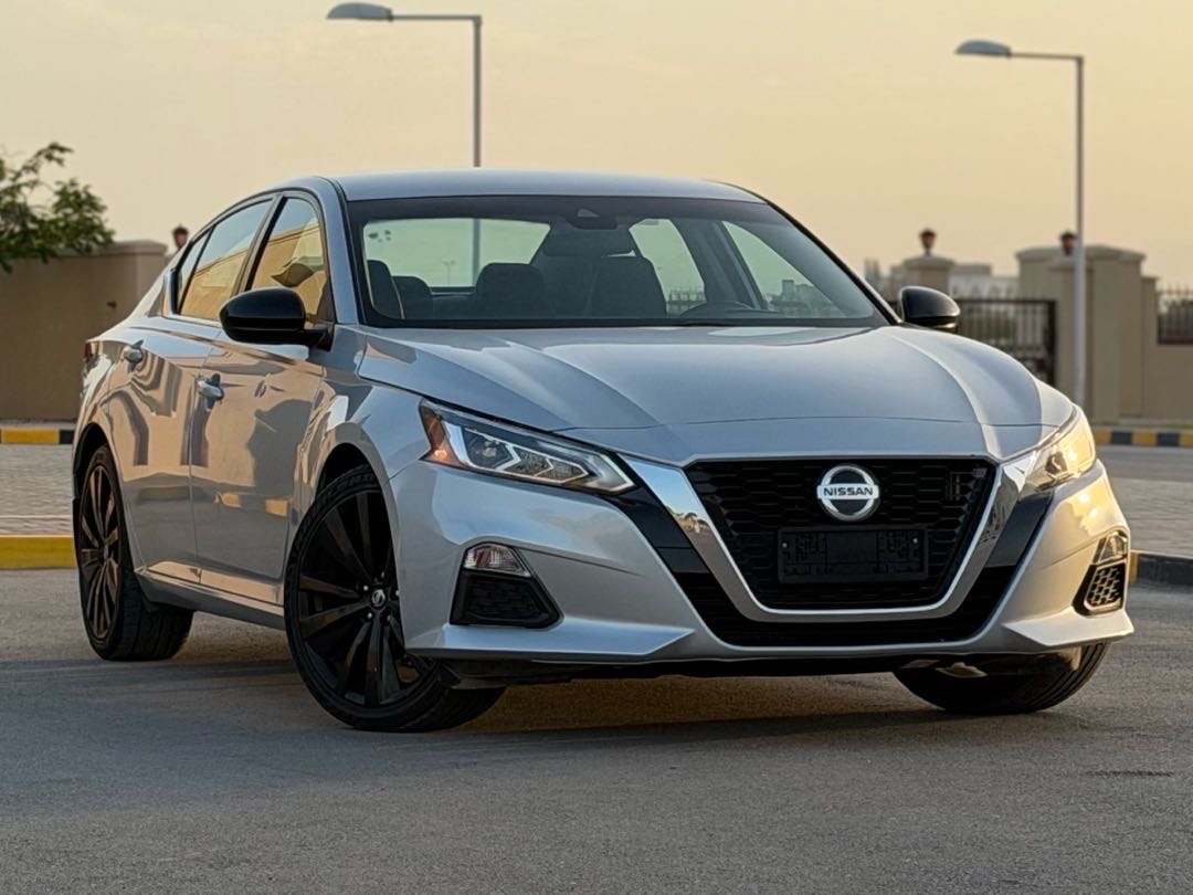 2021 Nissan Altima SR thumbnail 3