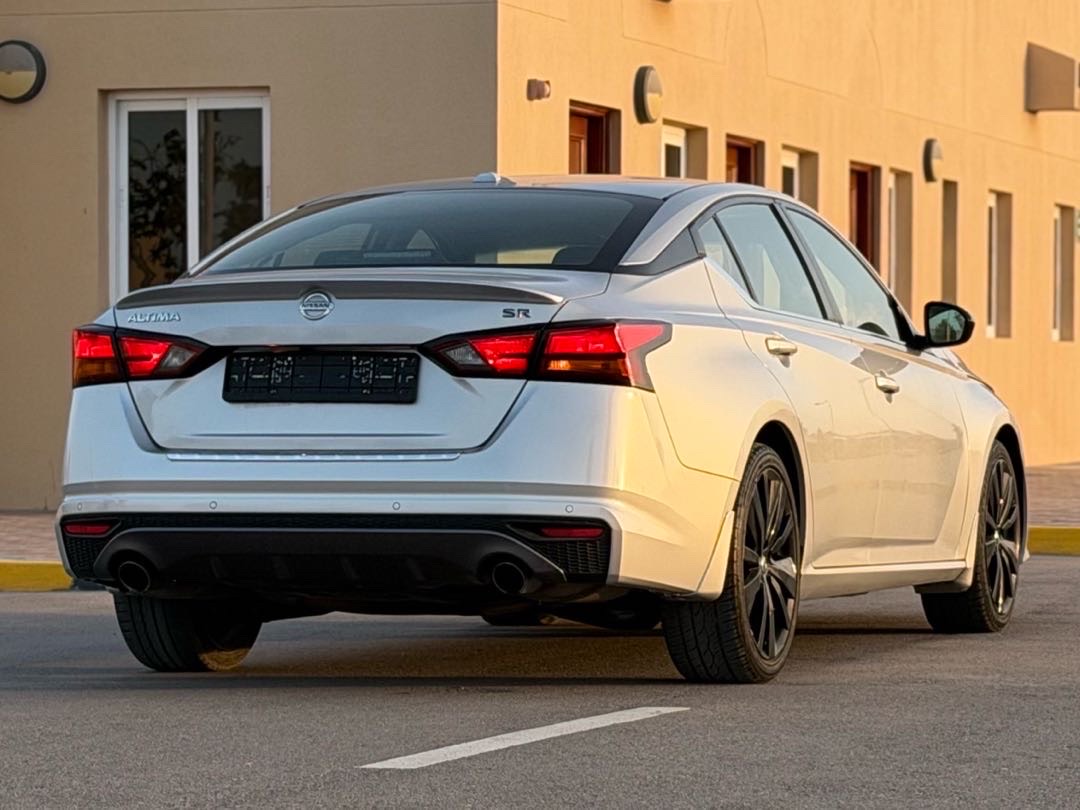 2021 Nissan Altima SR thumbnail 4