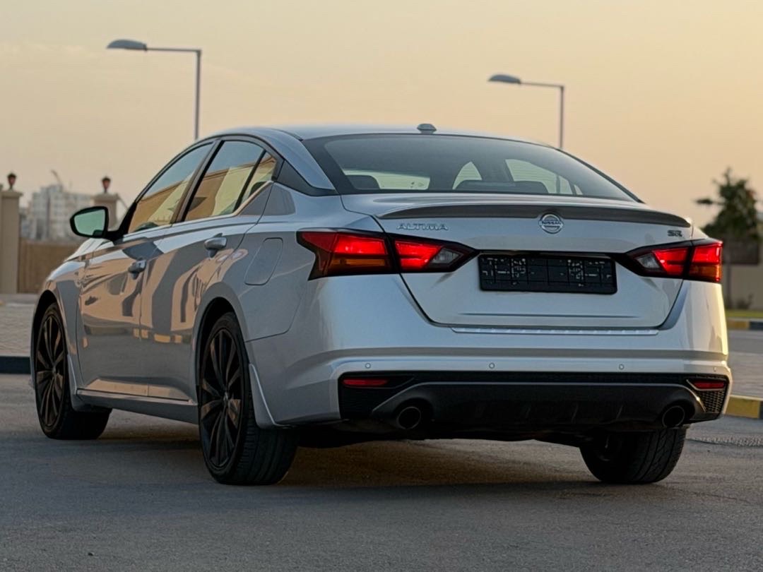 2021 Nissan Altima SR thumbnail 5