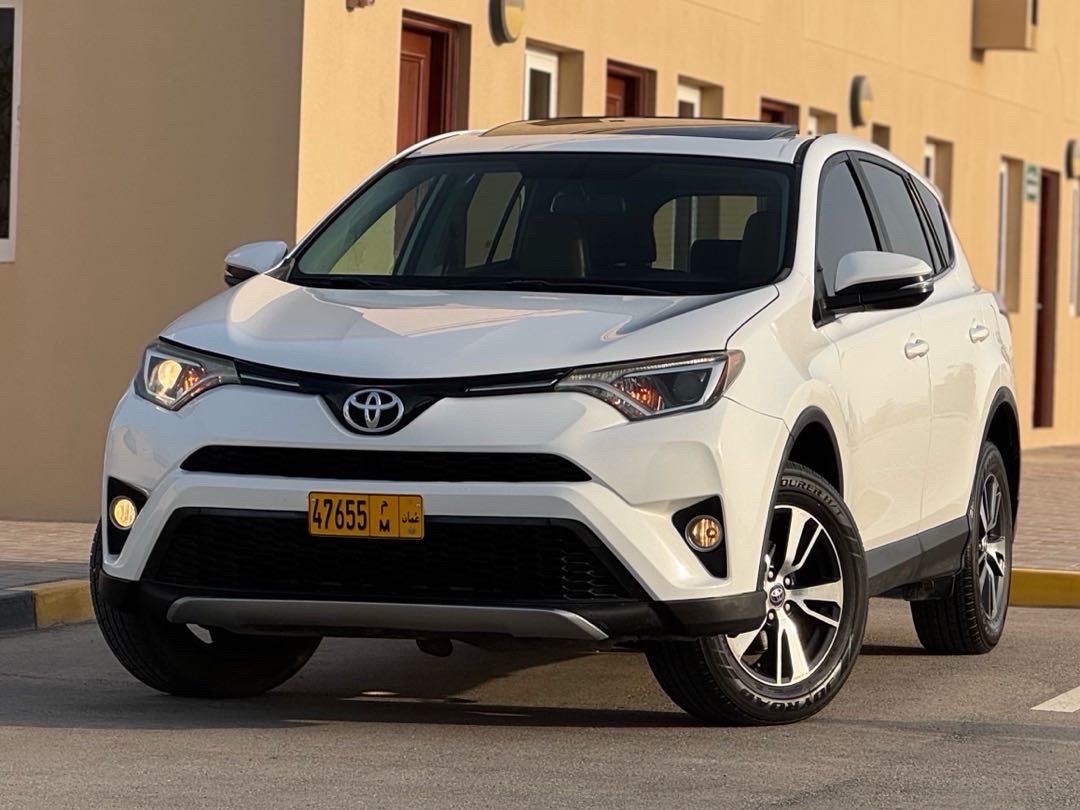 2016 Toyota Rav4 XLE thumbnail 4