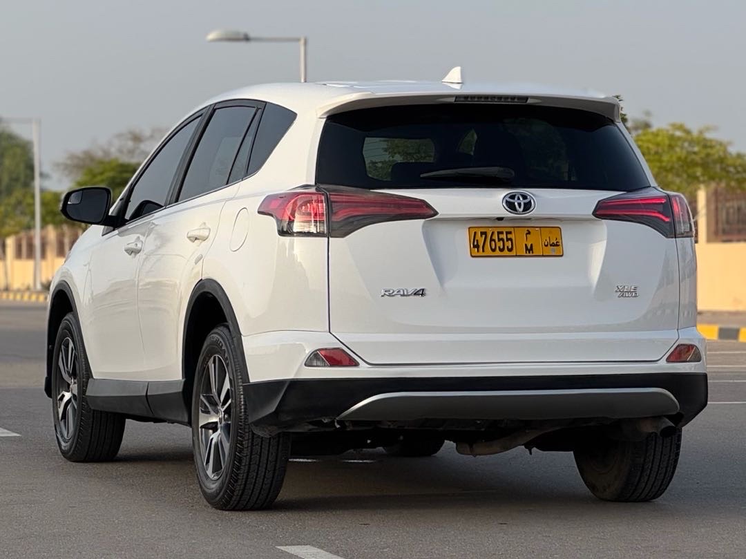 2016 Toyota Rav4 XLE thumbnail 5