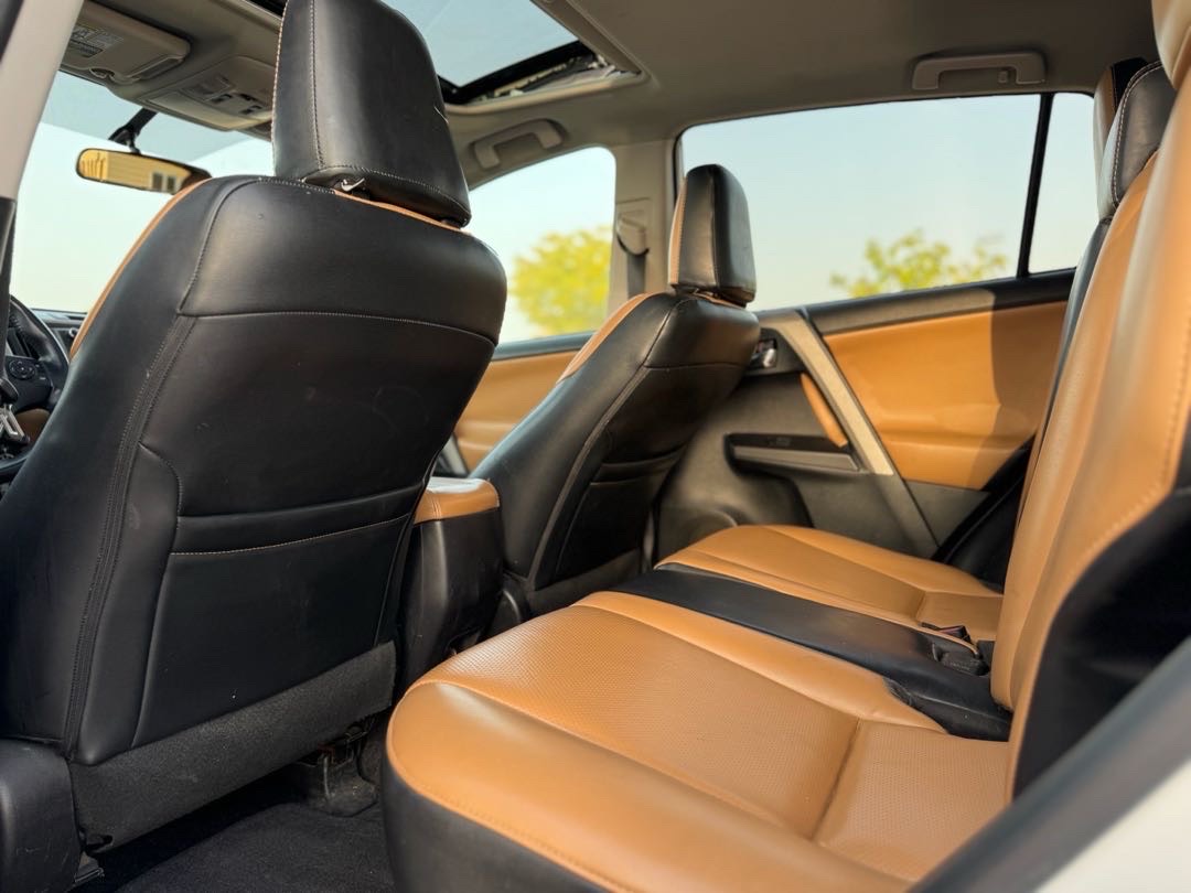 2016 Toyota Rav4 XLE thumbnail 7