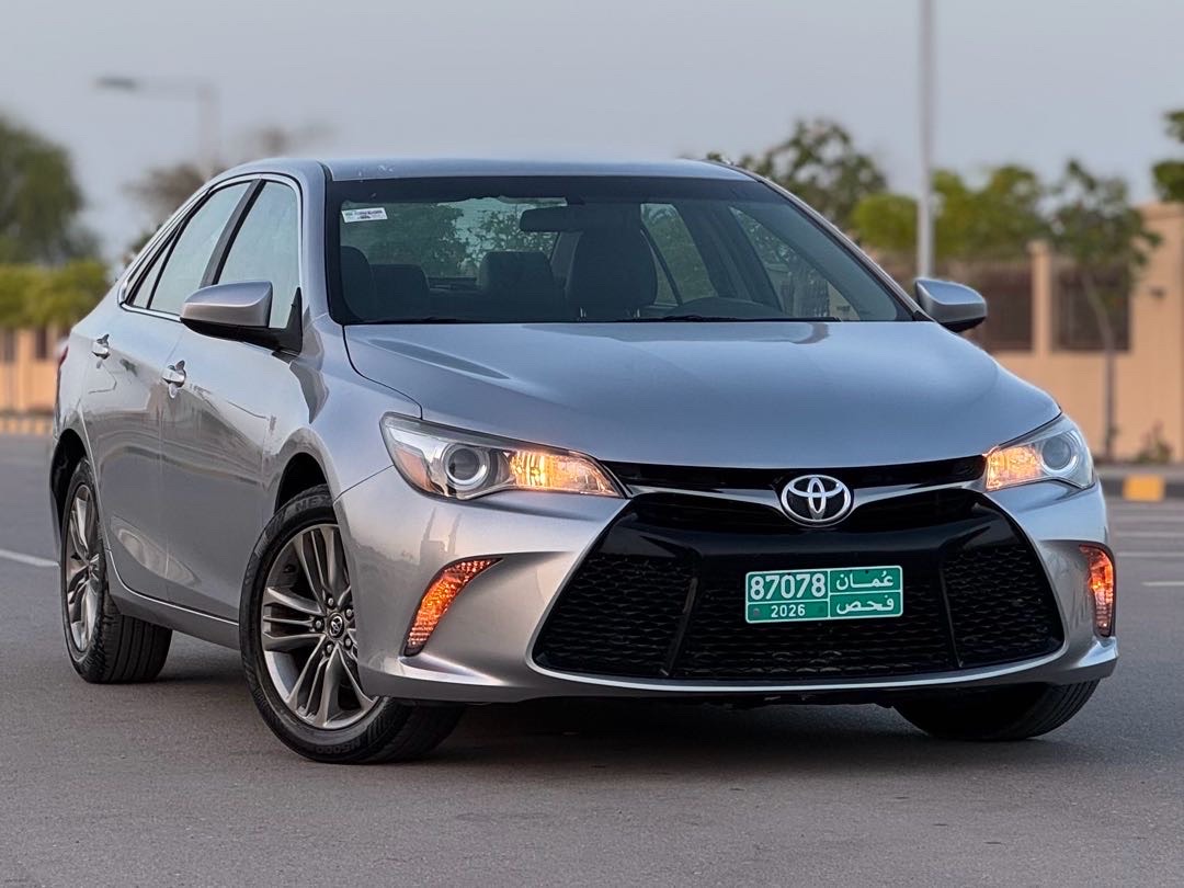 2017 Toyota Camry SE thumbnail 2