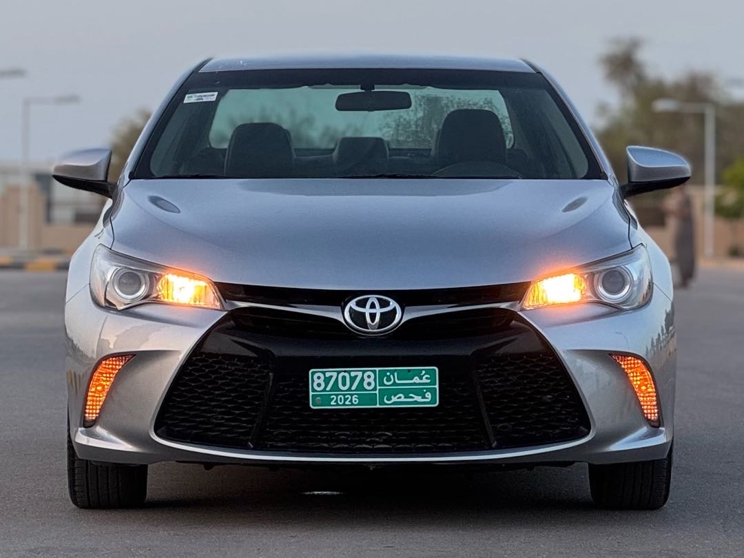 2017 Toyota Camry SE thumbnail 3