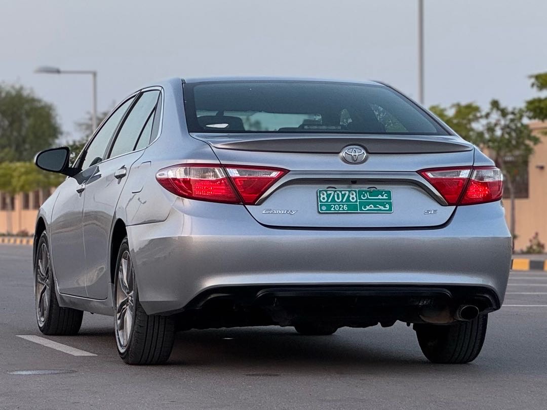 2017 Toyota Camry SE thumbnail 4