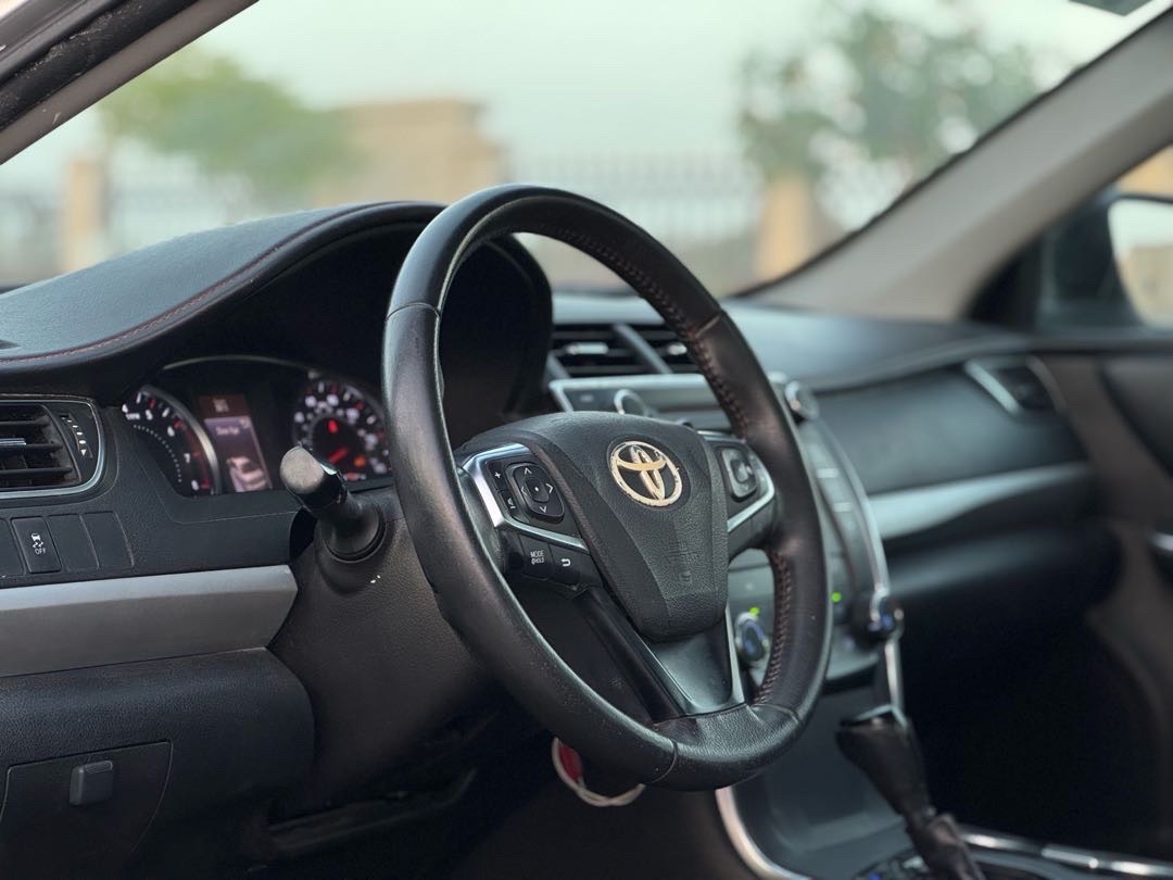2017 Toyota Camry SE thumbnail 6
