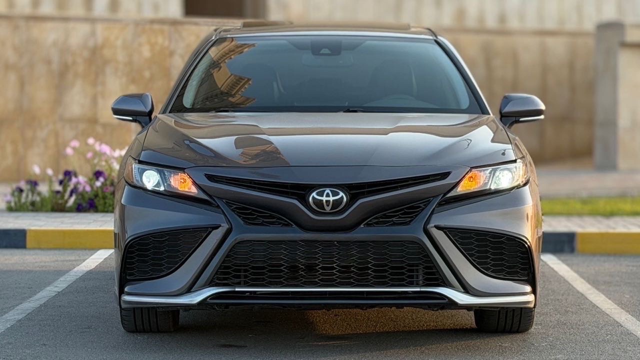 2021 Toyota Camry SE thumbnail 2