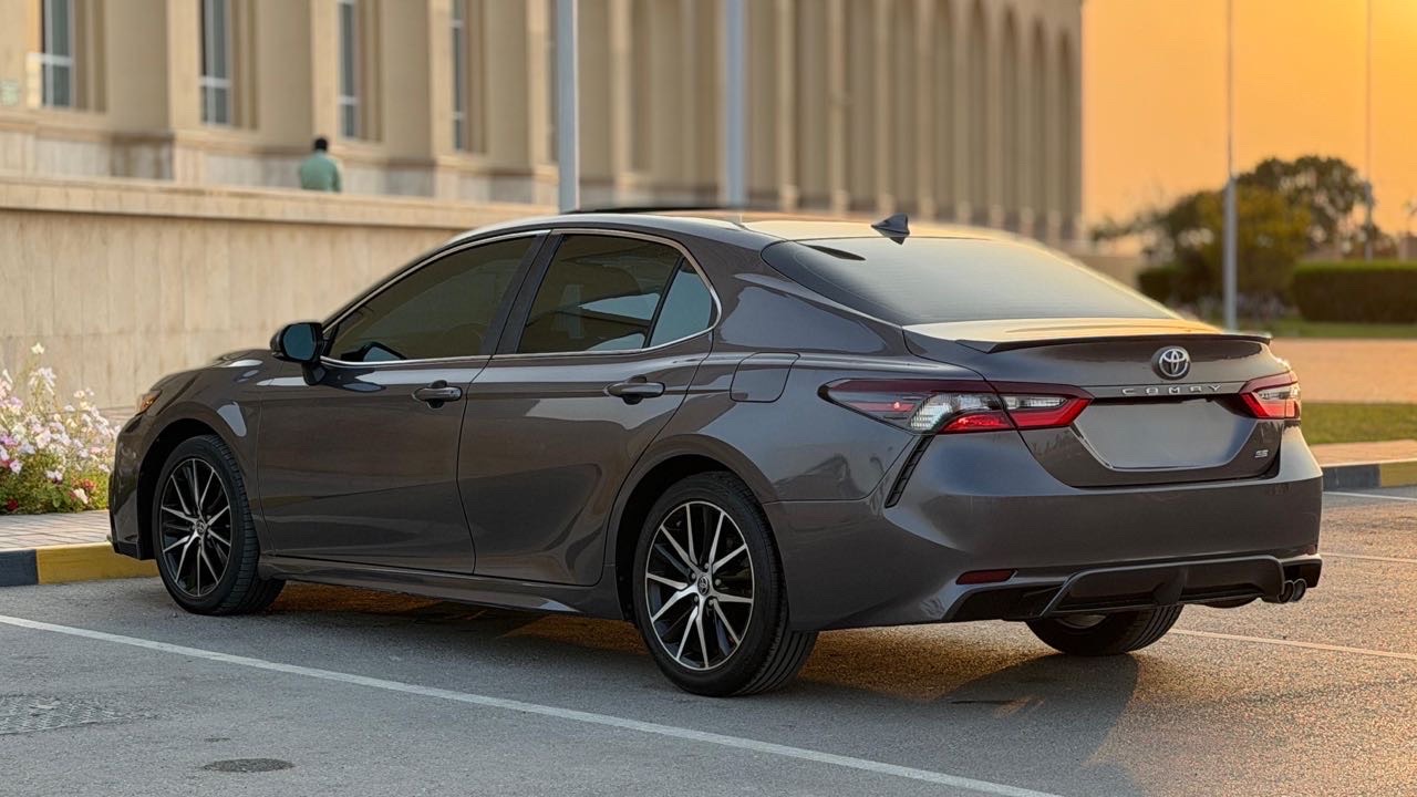 2021 Toyota Camry SE thumbnail 3