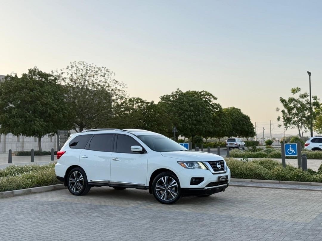 2017 Nissan Pathfinder Platinum thumbnail 2
