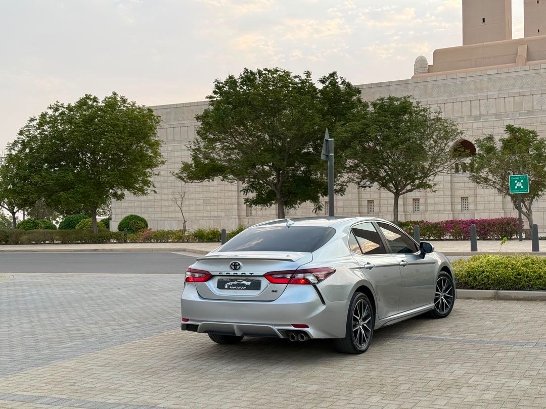 2023 Toyota Camry SE thumbnail 3