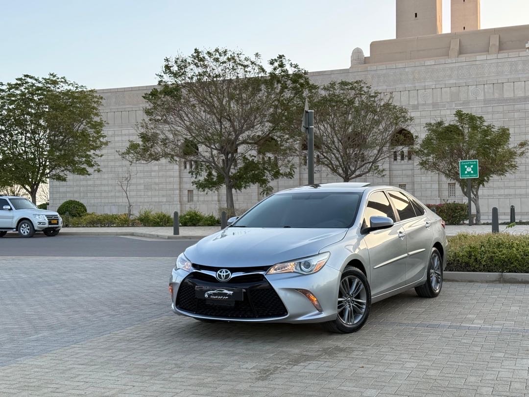 2017 Toyota Camry SE thumbnail 2