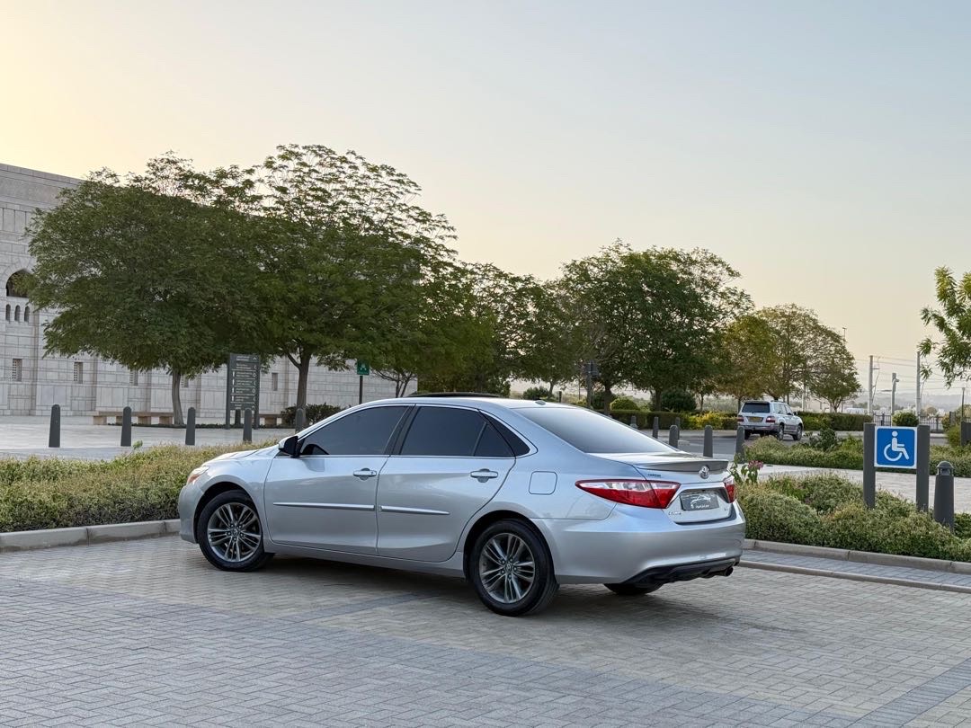 2017 Toyota Camry SE thumbnail 3