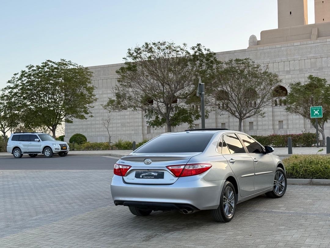 2017 Toyota Camry SE thumbnail 4
