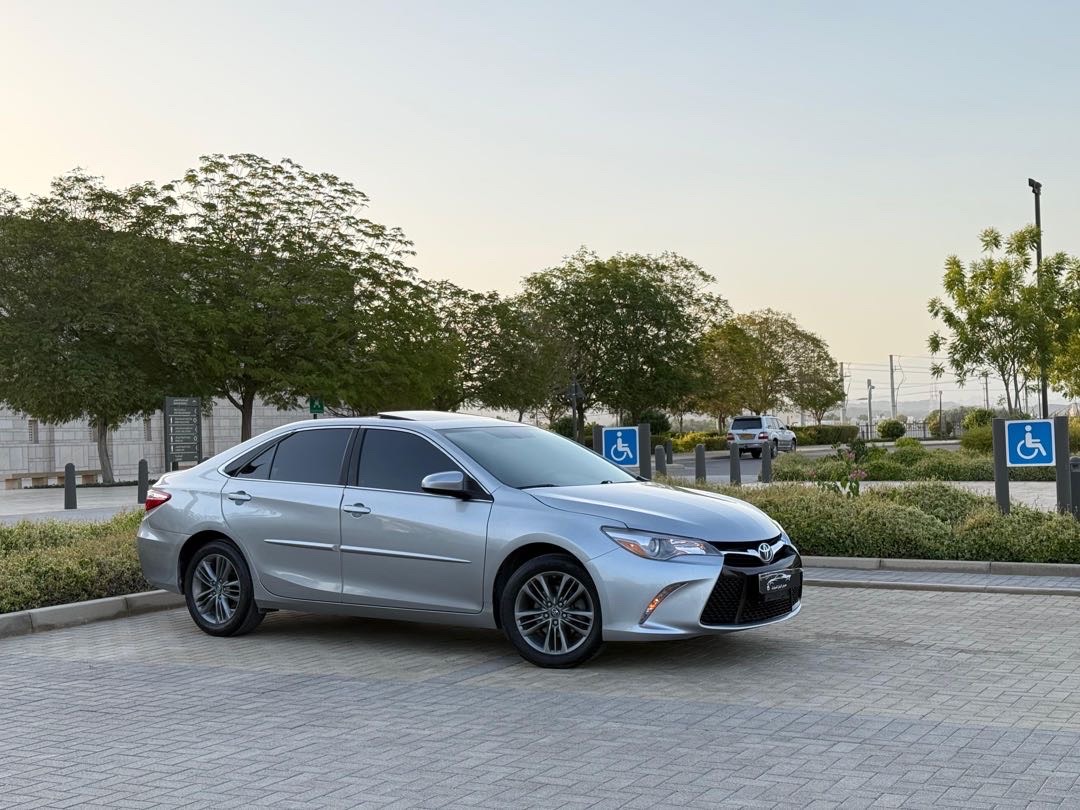 2017 Toyota Camry SE thumbnail 5
