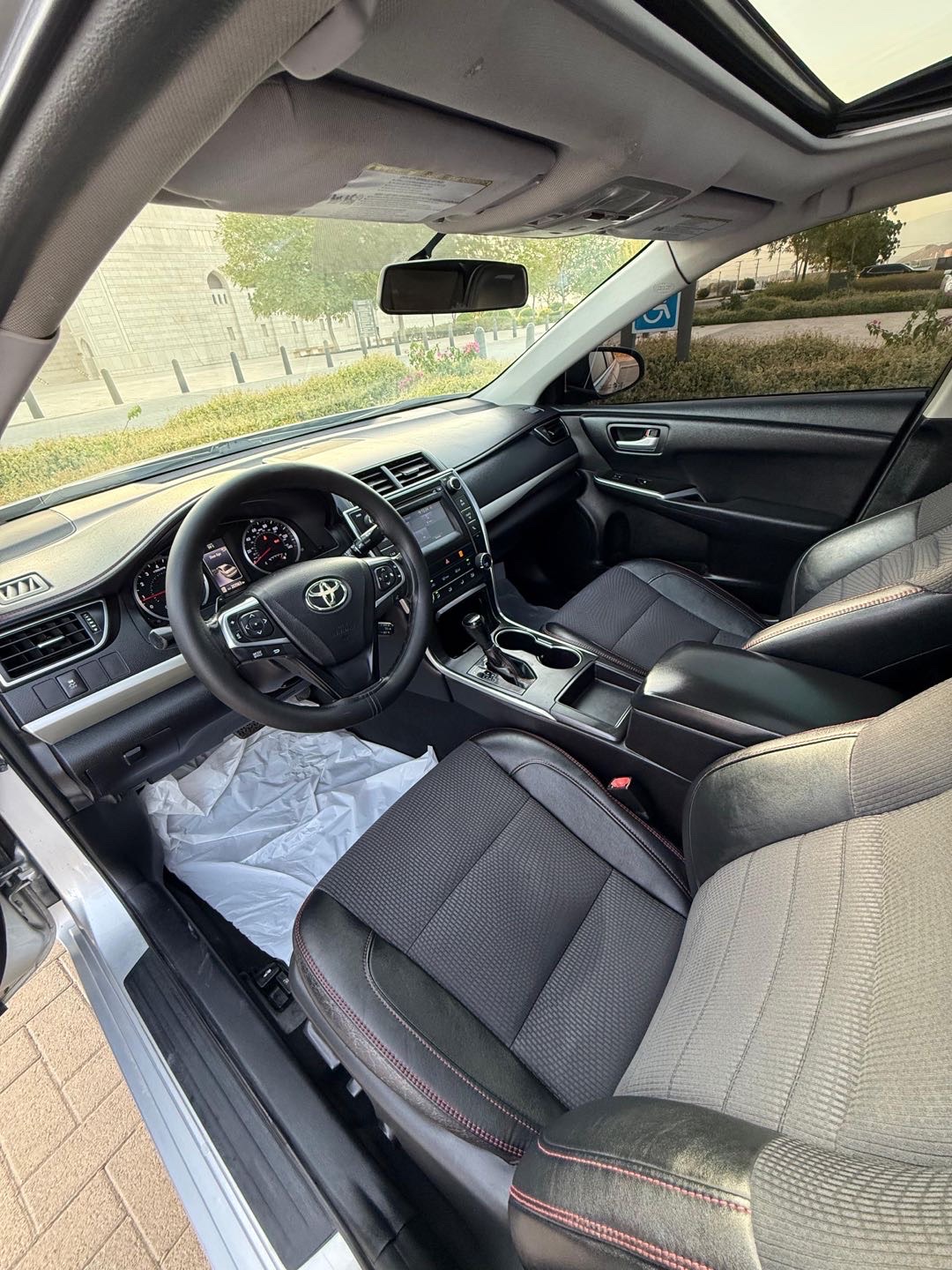 2017 Toyota Camry SE thumbnail 6