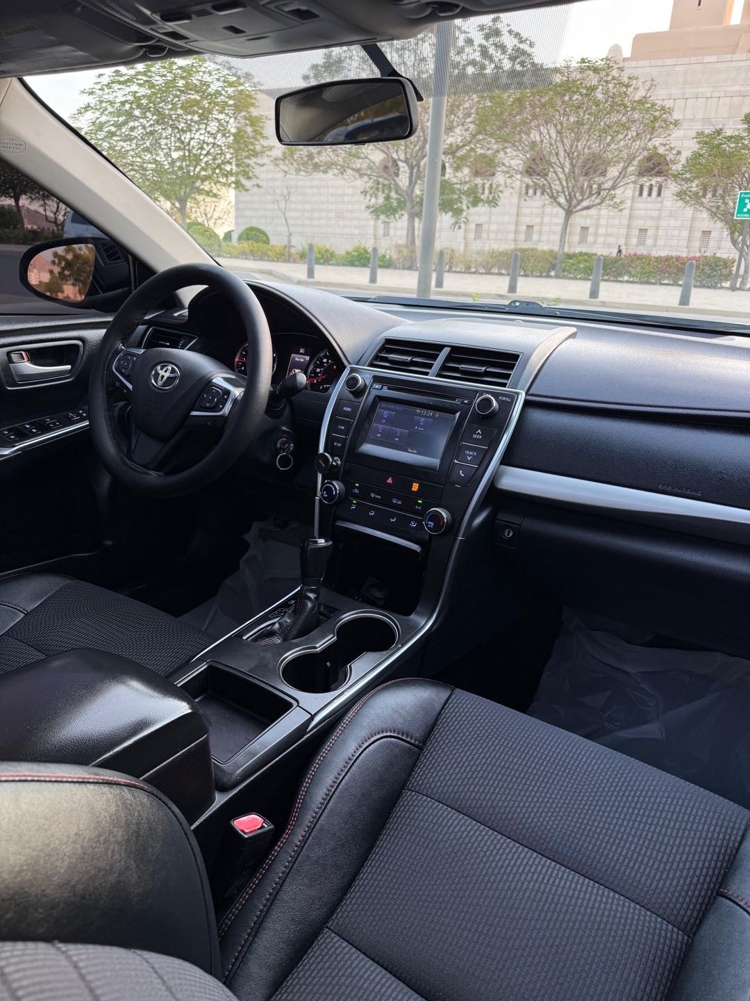 2017 Toyota Camry SE thumbnail 7