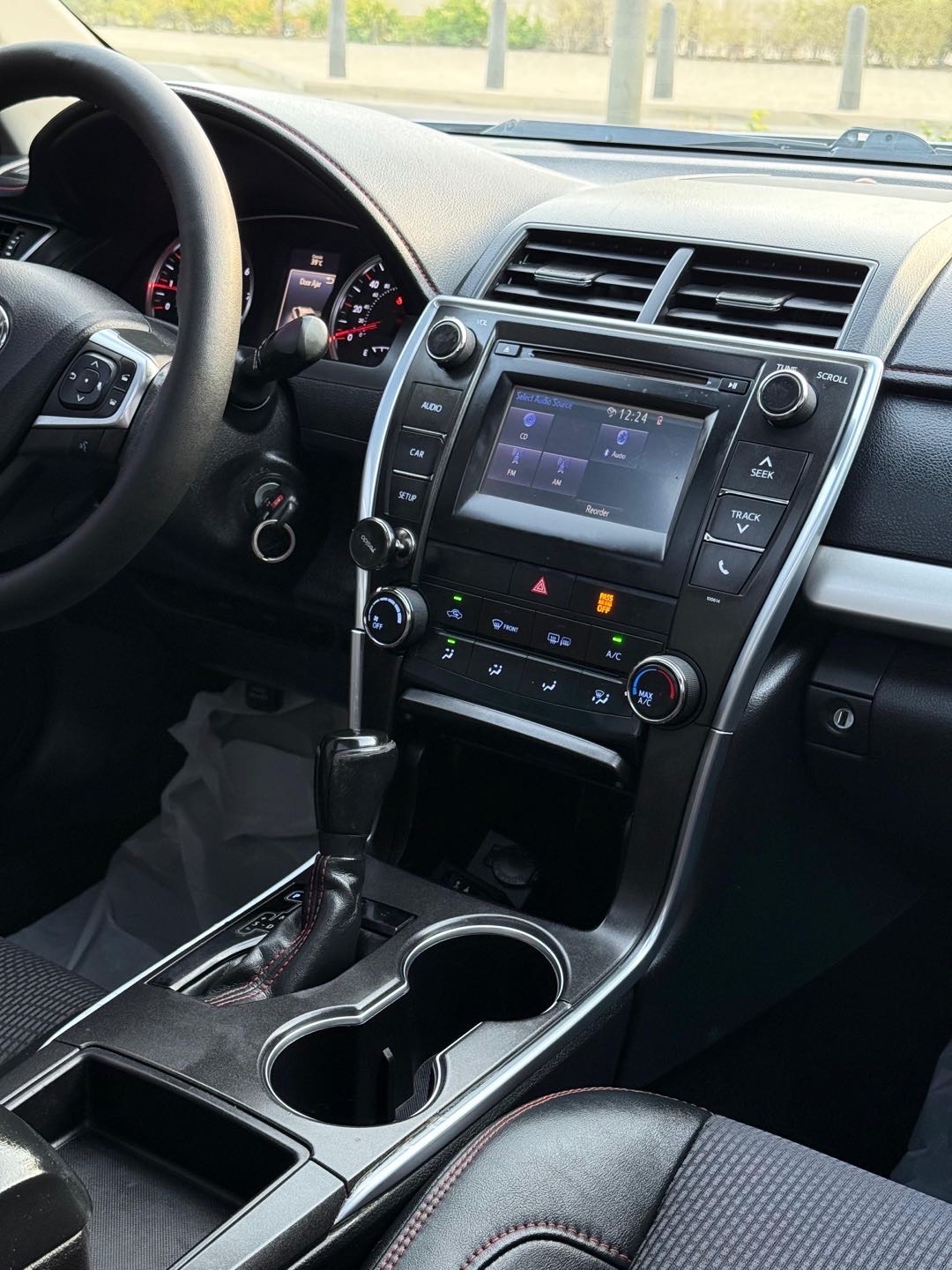 2017 Toyota Camry SE thumbnail 8