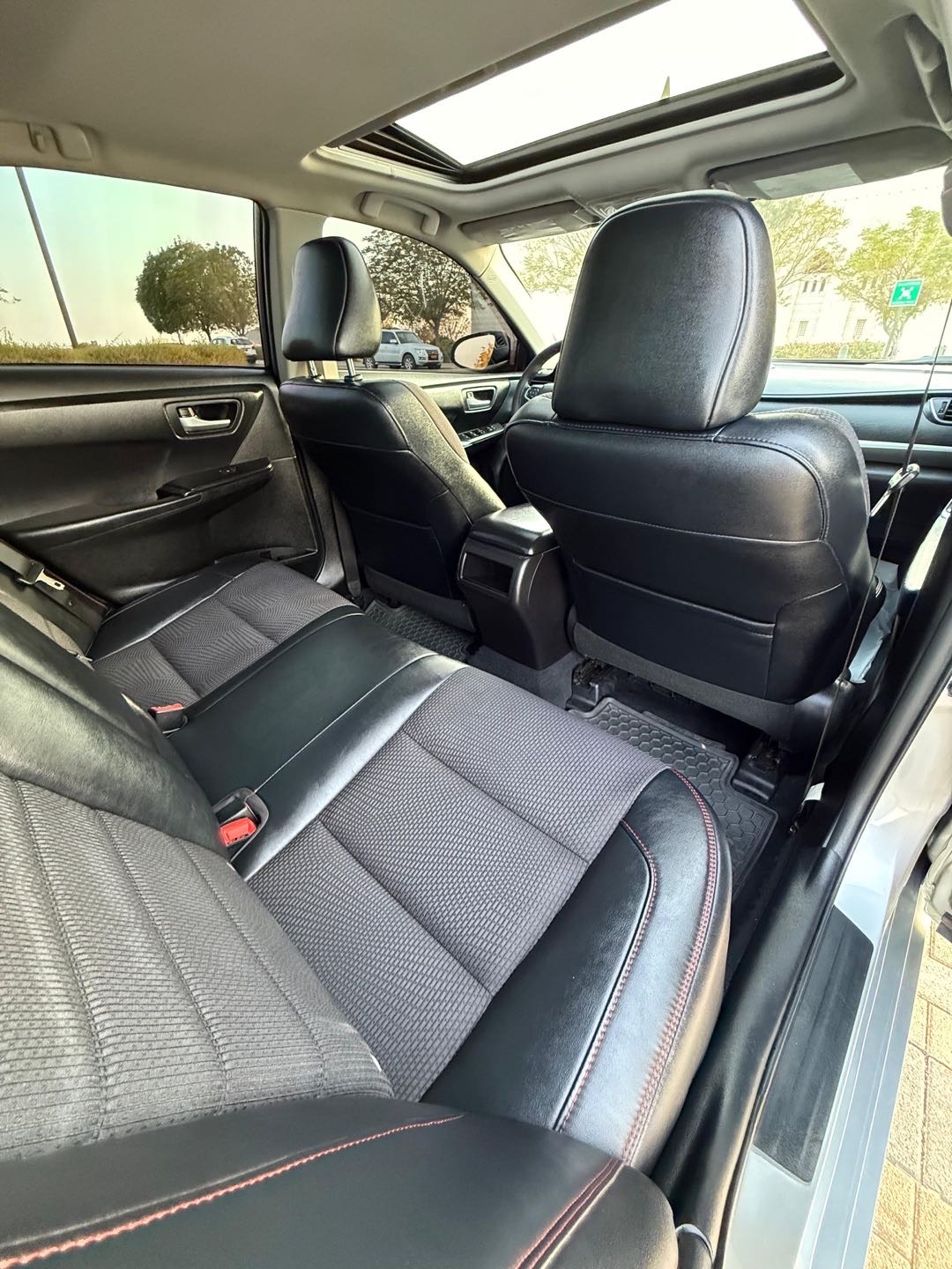 2017 Toyota Camry SE thumbnail 9