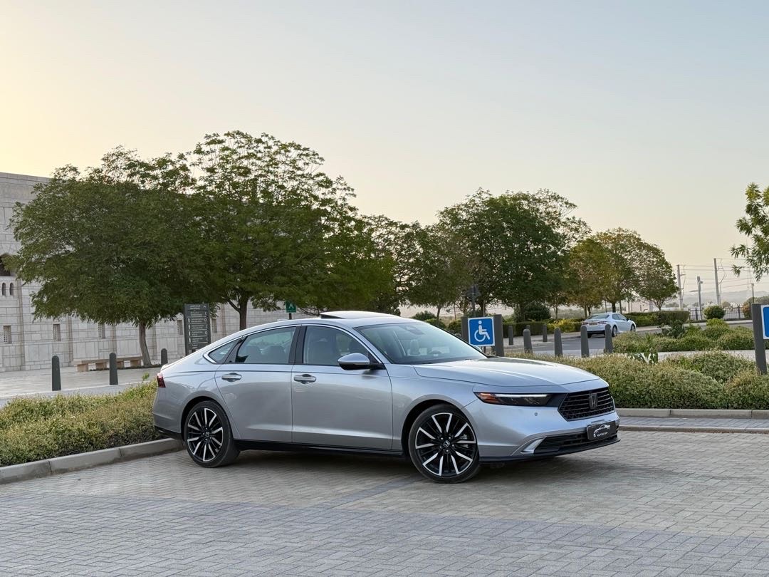 2024 Honda Accord Touring Hybrid thumbnail 2