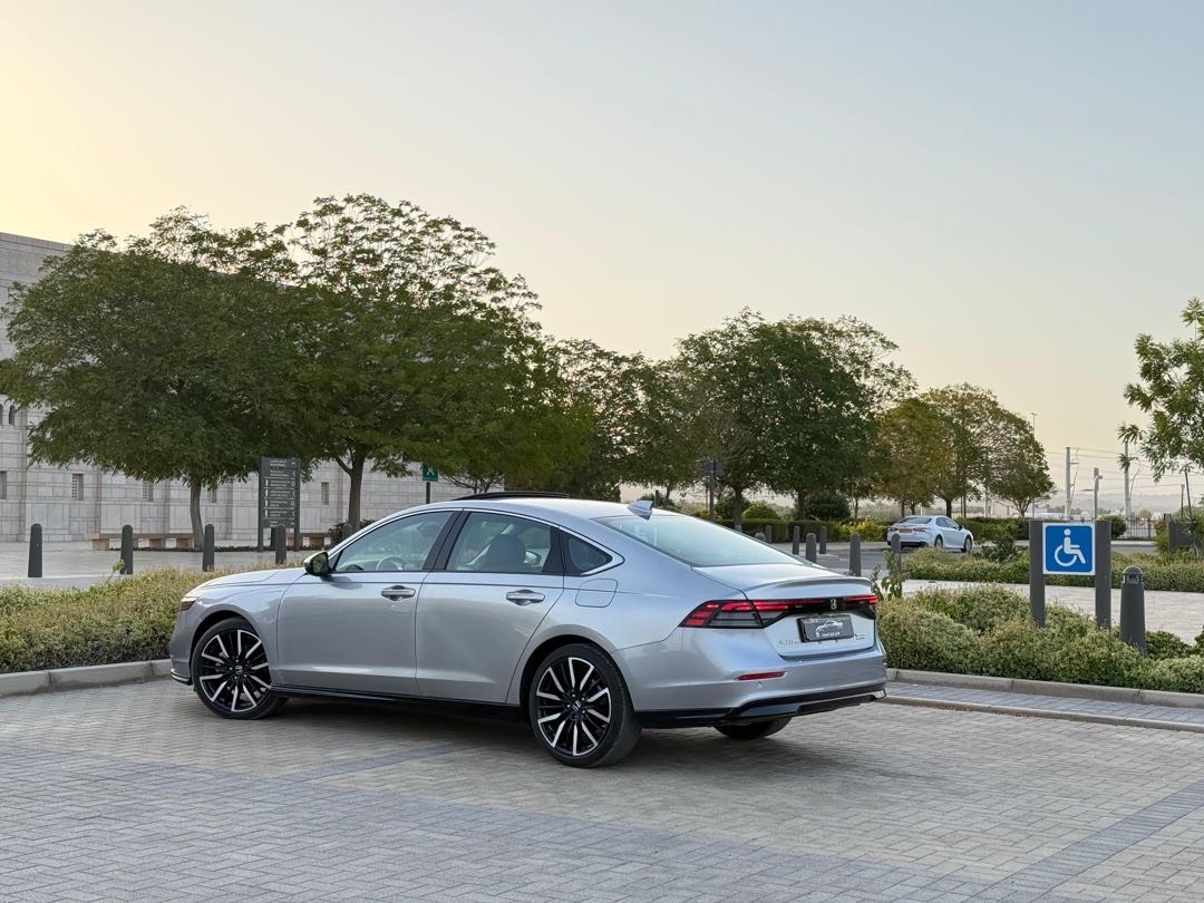 2024 Honda Accord Touring Hybrid thumbnail 8