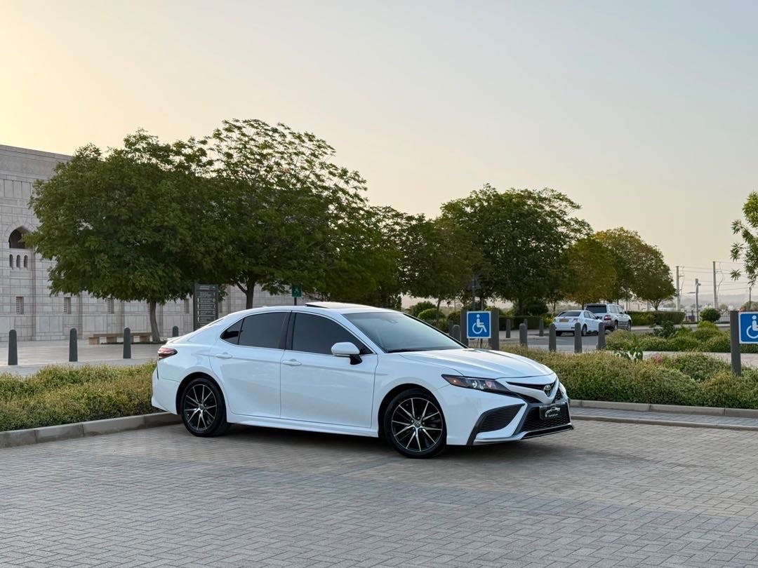 2022 Toyota Camry SE thumbnail 3