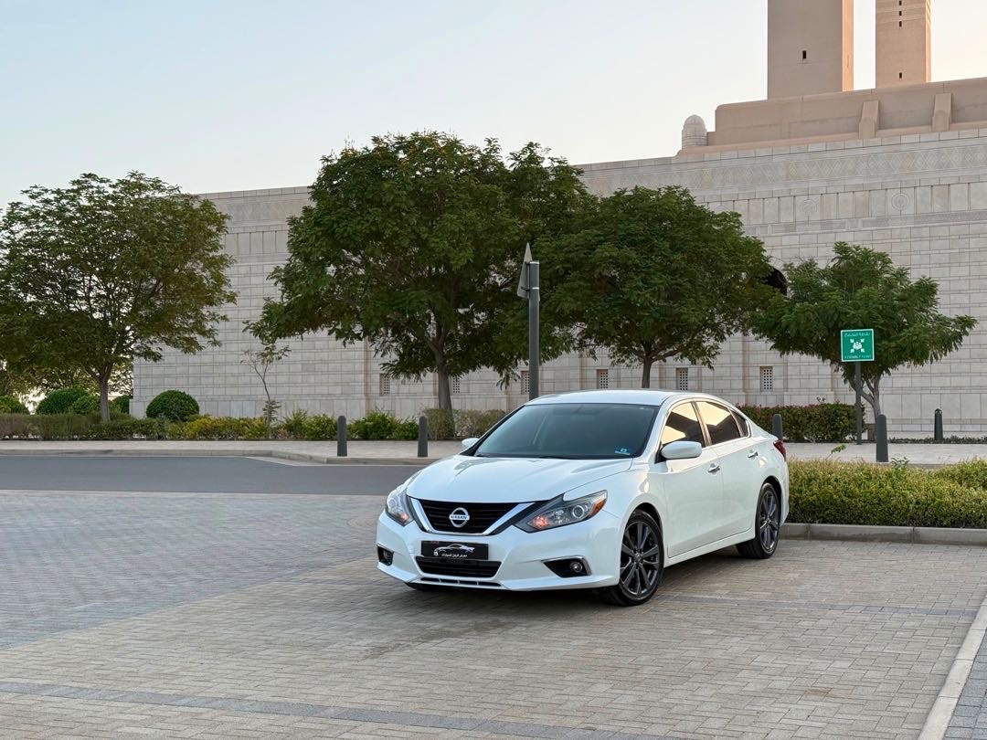 2018 Nissan Altima SR thumbnail 2