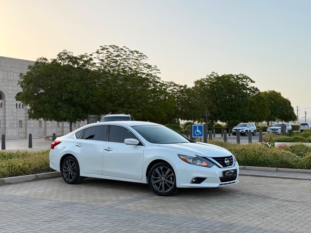 2018 Nissan Altima SR thumbnail 3