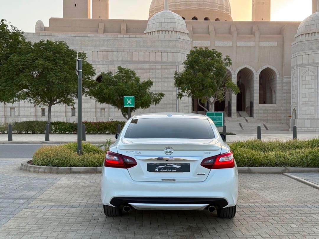 2018 Nissan Altima SR thumbnail 4