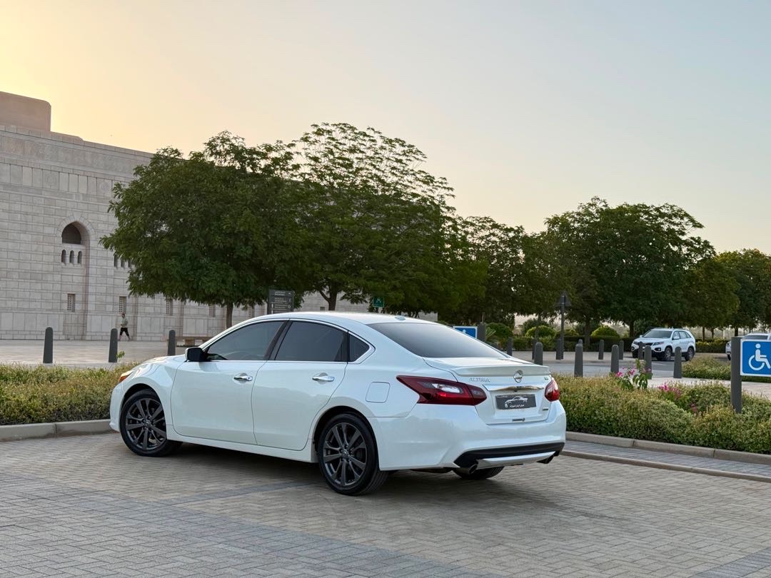 2018 Nissan Altima SR thumbnail 6