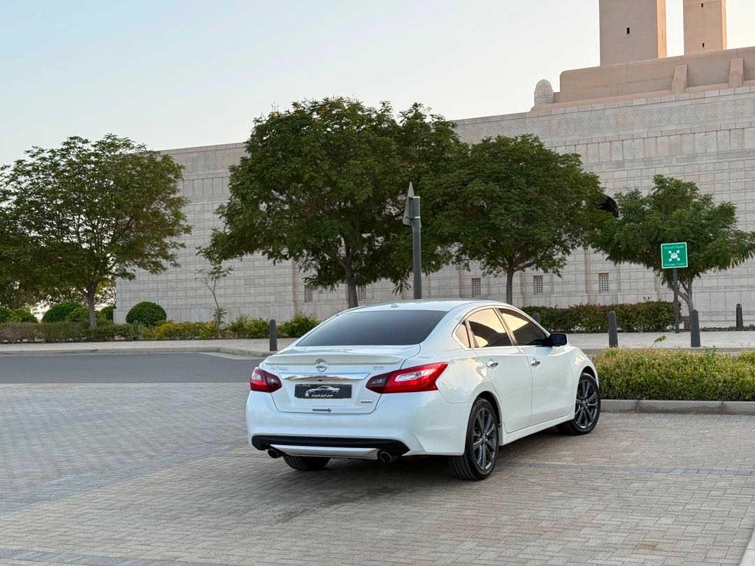 2018 Nissan Altima SR thumbnail 7