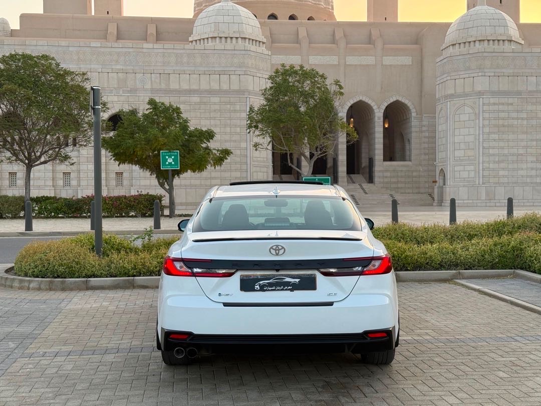 2025 Toyota Camry SE thumbnail 2